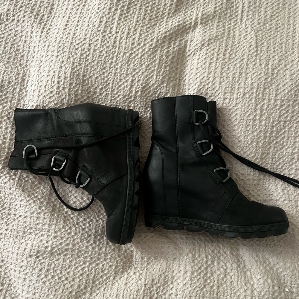 Sorel Size 6.5 Black Suede Wedge Boots
